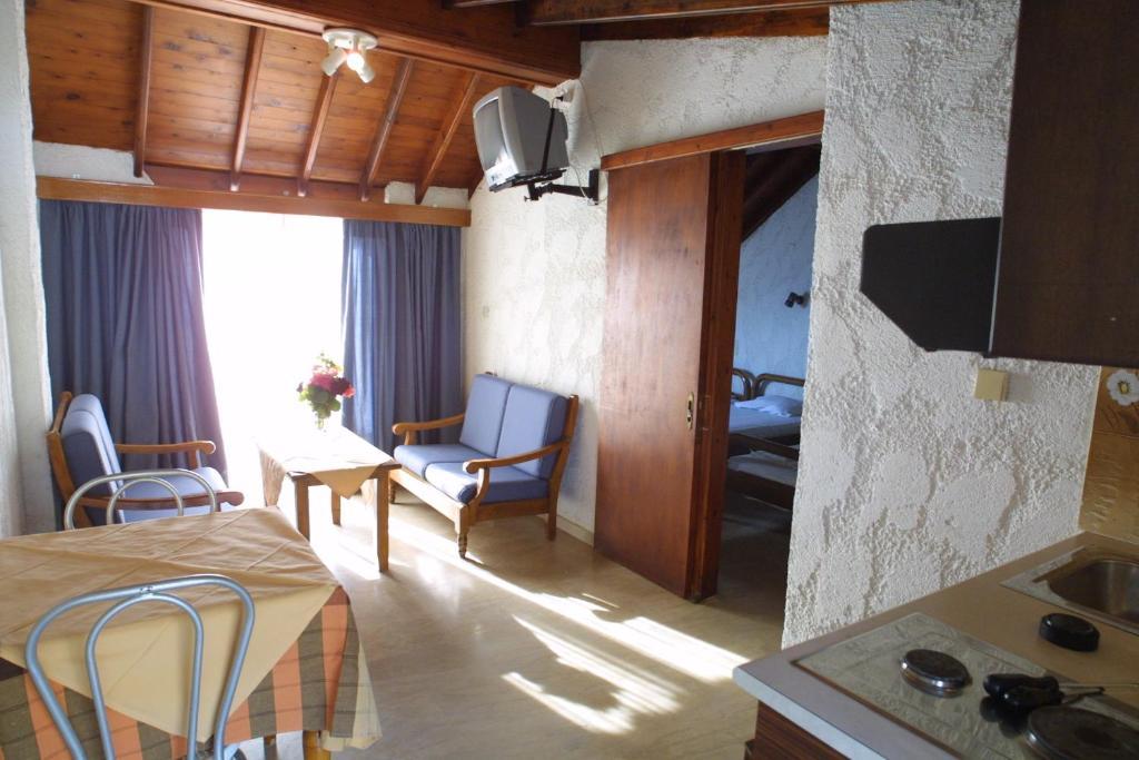 Hotel Vicky II Plomari Buitenkant foto